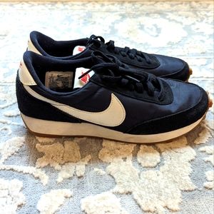 Nike Women's Daybreak size 7